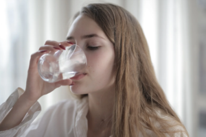 水を飲む女の人