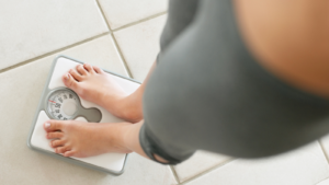 体重計にのる人