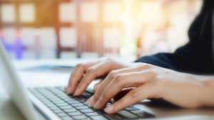 パソコンを使う女性